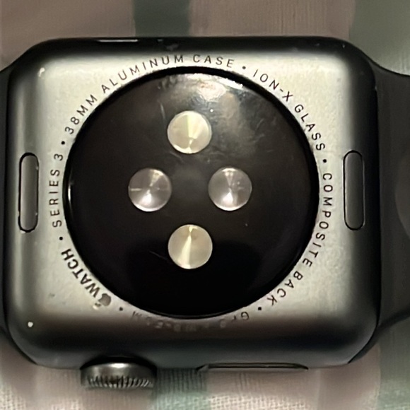 Series 3 Apple Watch 38 mm Case black sports band excellent condition box includ - Picture 14 of 16